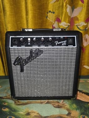 Fender Frontman 10G Portable Amp in Black and Silver - Practice Amp